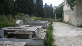 عائلات تسكن مقبرة المسيحيين ببولوغين ولصوص يعتدون على حرمة الموتى