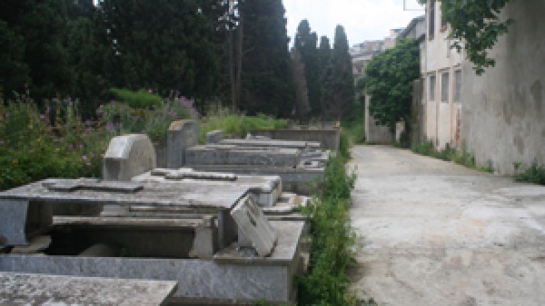 عائلات تسكن مقبرة المسيحيين ببولوغين ولصوص يعتدون على حرمة الموتى