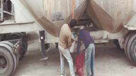 مراهقون يغامرون بحياتهم للاسترزاق من بقايا الإسمنت