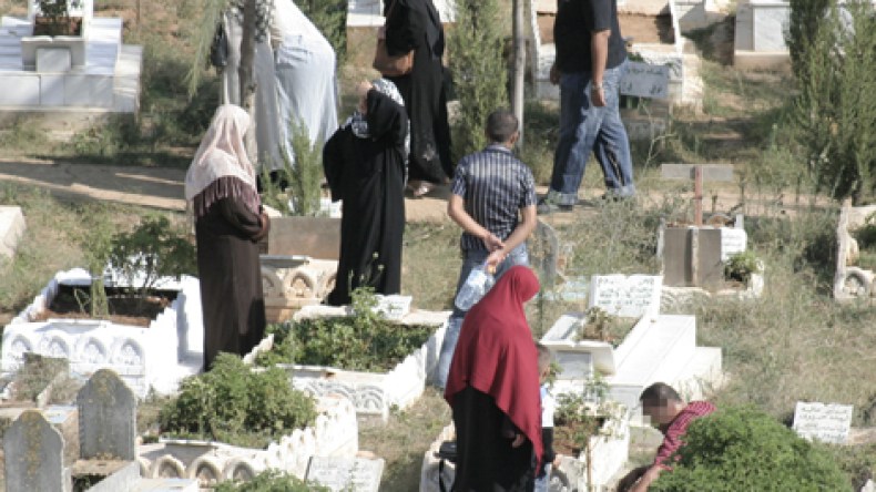 ملابس غير محتشمة وقهقهات في الجنائز