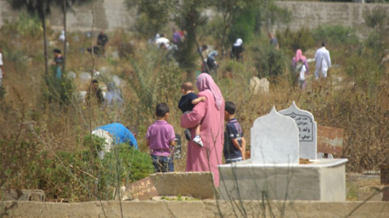 زواج وتحرّشات وصفقات بين القبور وتحت رعاية الأموات