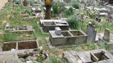 Rassemblement   de 139 cimetières chrétiens et judaïques  dans 26 cimetières en Algérie