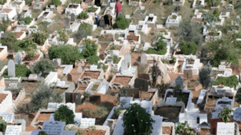 فواتير مزوّرة، “غنائم” وصفقات مشبوهة فوق قبور الموتى!