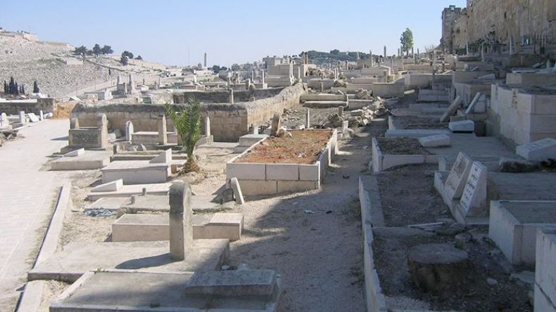 عصابات الصهاينة تعتدي‮ ‬على مقبرة في‮ ‬القدس