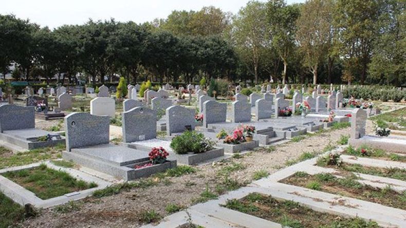 أعمال السحر والشعوذة تنتقل إلى فرنسا وتدنس مقبرة إسلامية بباريس