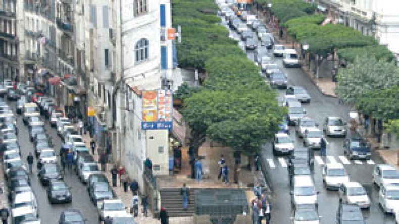 المجاهدون وأبناء الشهداء “يسيطرون” على 80 ألف رخصة خاصة بسيارات الأجرة