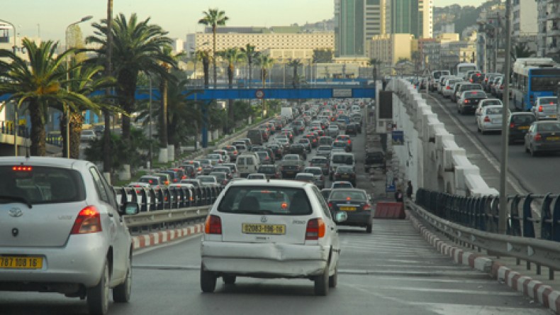 بواخر وتيليفيريك وقطارات كهربائية لفك إختناق حركة المرور