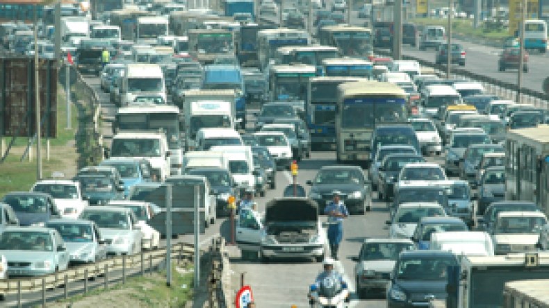 “محاكم خاصة” لردع مخالفي قانون المرور وقمع “تجار” رخص السياقة