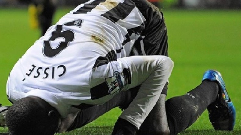 سيسي يتراجع ويرتدي قميص “الربا” لينهي أزمته مع نيوكاسل