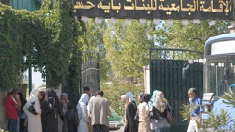 “معالي الوزير ..الجرذان والصراصير تشاركنا وجبات إفطارنا”