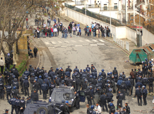 Clashes between police and residents of huts wound 95 in Algiers