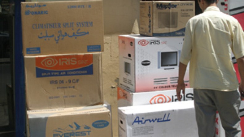 هجوم على محلات المكيفات وظاهرة المظلات عادت للشوارع