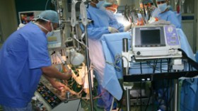 قانون يخير الأطباء بين القطاع العام أو العيادات الخاصة