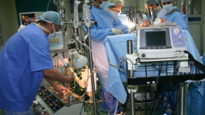 قانون يخير الأطباء بين القطاع العام أو العيادات الخاصة