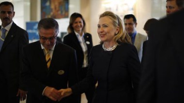 Arrivée d'Hillary Clinton pour la conférence sur la crise en Syrie