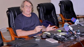 “كلود.. خذ حقيبتك”!