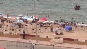 مصطافون يكتسحون “محمية” نادي الصنوبر من أول يوم