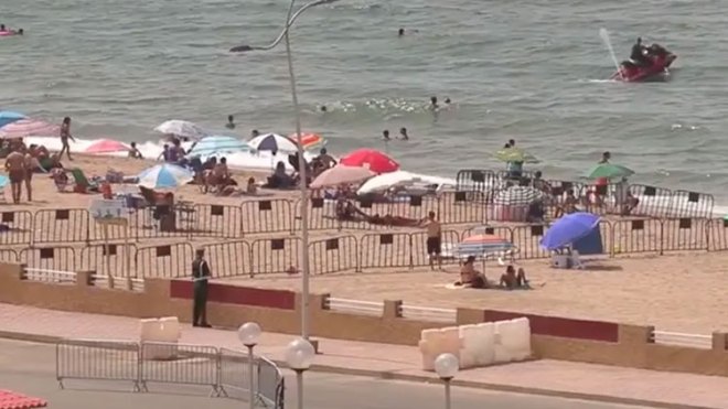 مصطافون يكتسحون “محمية” نادي الصنوبر من أول يوم