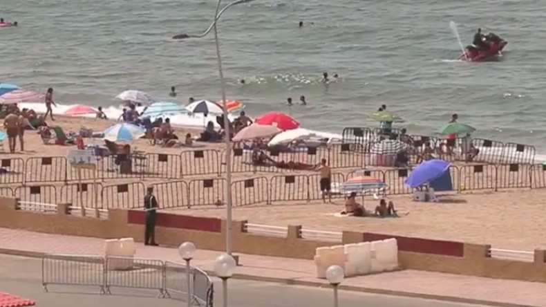 مصطافون يكتسحون “محمية” نادي الصنوبر من أول يوم