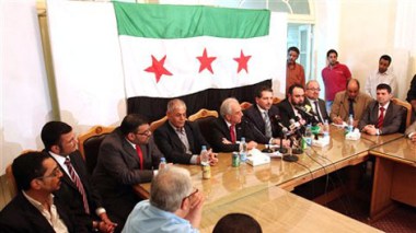Un opposant syrien l’a révélé à Echorouk : « Des dirigeants dans l’armée régulière préparent un coup d’Etat à Asad »