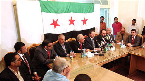 Un opposant syrien l’a révélé à Echorouk : « Des dirigeants dans l’armée régulière préparent un coup d’Etat à Asad »