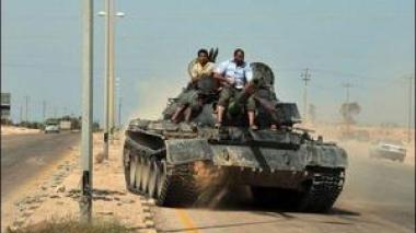 Libye: le fief de Kadhafi assiégé, le CNT peine à former un gouvernement