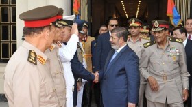 مرسي يحيل المشير طنطاوي ونائبه إلى التقاعد