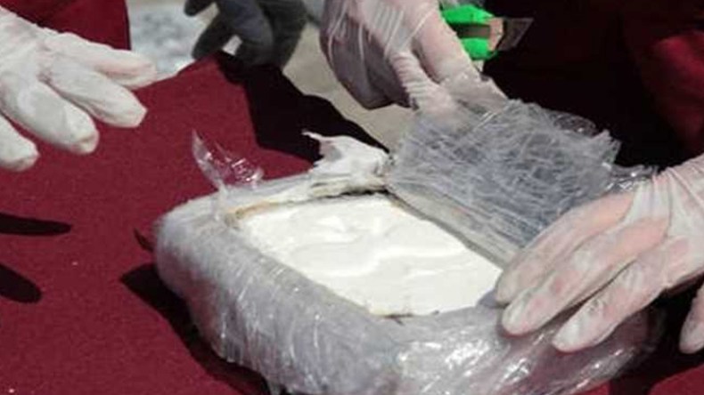 فتاة تبرم صفقات بيع الكوكايين لإعالة والدها المسجون!