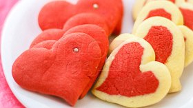 بسكويت القلوب الحمراء