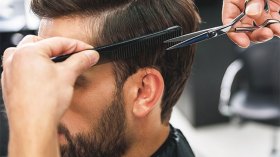 الحلاقون يشكلون “خلايا سرية” لممارسة الحلاقة خلف الأبواب