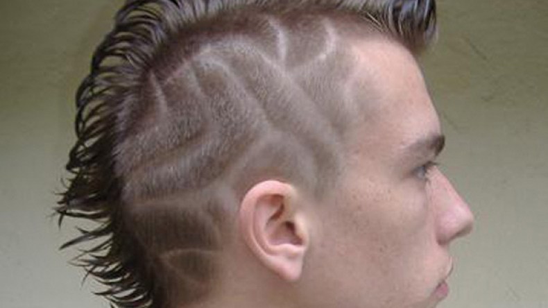 جزائريون يتحدون الشرع بحلاقة نصف الشعر ويتباهون به أمام الناس!