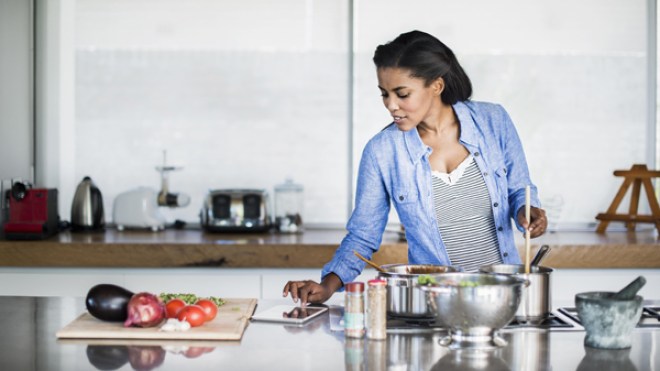 طبخ “اليوتوب” لإنقاذ “كوزينة” الجزائريات