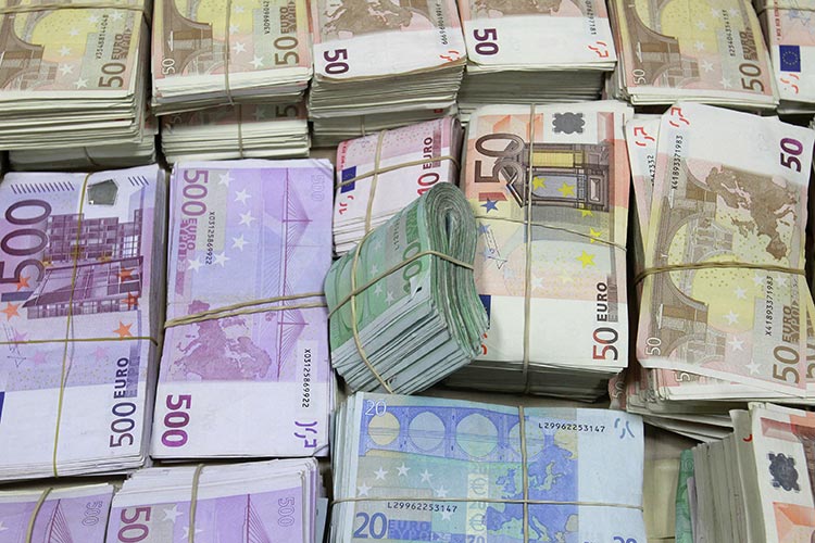 Banks' officials, dealers smuggle “hard currency” to Dubai and Alicante