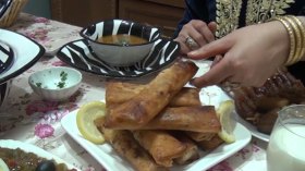 رجال يكرمون النساء بعد انقضاء شهر رمضان