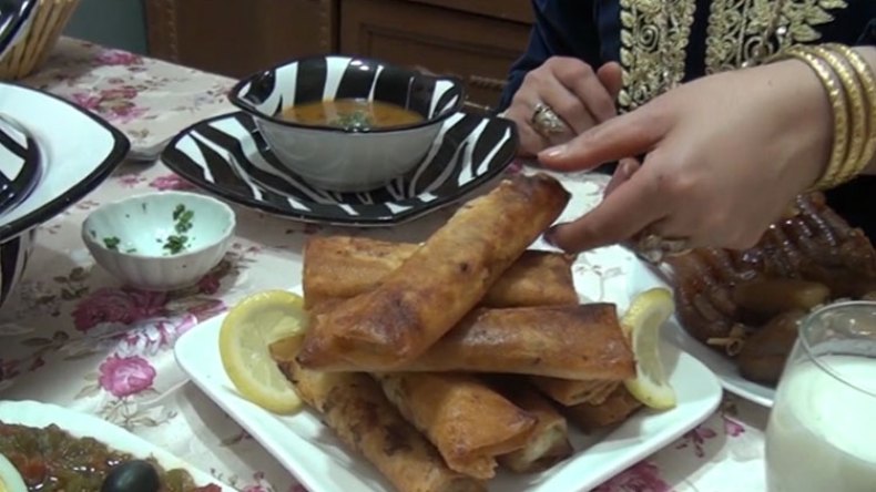 رجال يكرمون النساء بعد انقضاء شهر رمضان