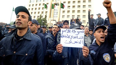 Colère des policiers: Sellal annonce une réunion interministérielle
