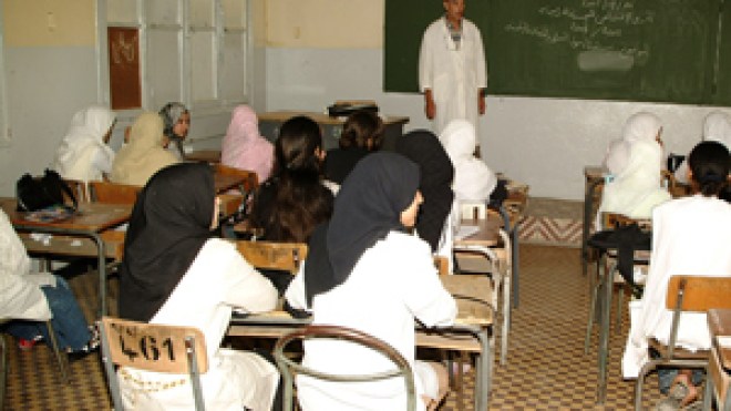 مساعد تربوي “يعلّم” التلاميذ بالجلد والضرب بالسلاح الأبيض!