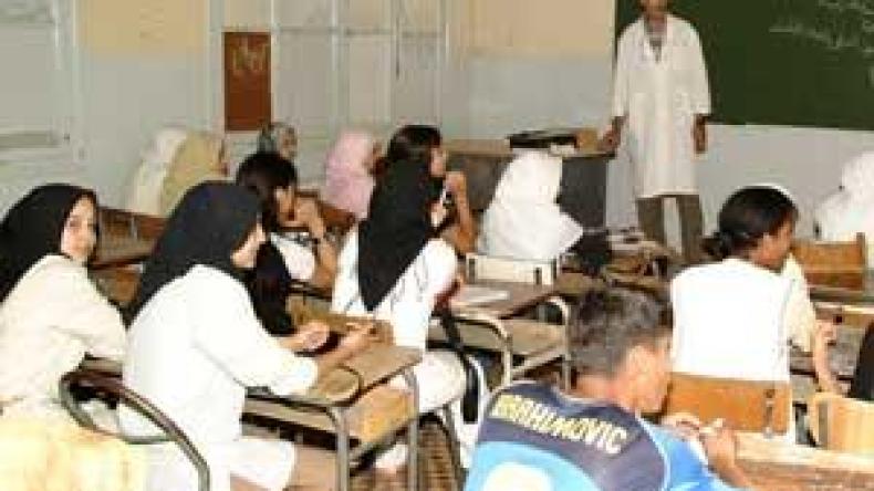 الأساتذة المتعاقدون يطالبون بأجر سنة من العمل دون رواتب