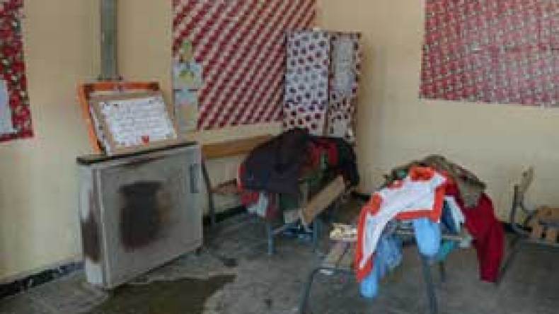 معلمون بسخانات كهربائية وتلاميذ يتبولون في ثيابهم