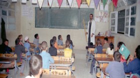 معلم واحد يدرس تلاميذ السنتين الأولى والثانية في قسم واحد