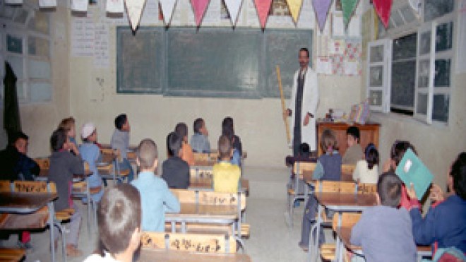 معلم واحد يدرس تلاميذ السنتين الأولى والثانية في قسم واحد