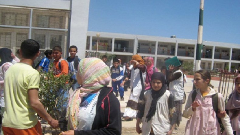 تلاميذ متوسطة محمودي ببوسماعيل في عطلة إجبارية