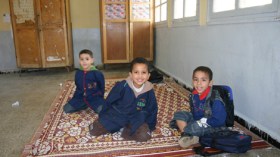 مدارس بلا طاولات وتلاميذ يجلسون على الأرض