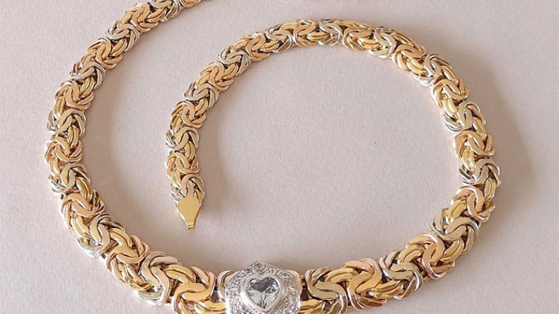 أمن العاصمة يسترجع سلسلتي ذهب بقيمة 160 مليون