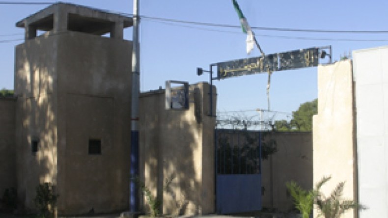 ملثمون يقتحمون مركز الأمن ومحتجون يهاجمون الشرطة بقارورات البوتان في حي النخيل