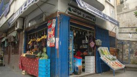 تجار يداومون أيام العيد.. وفائض في الإنتاج يطالب أصحابه بالتعويض!