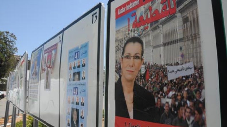 بطانيات وأكياس السميد وبطاقات تشفير “الجزيرة” لإرشاء الناخبين