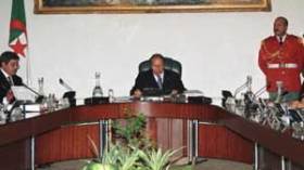 بوتفليقة يأمر الحكومة بربط الأحزمة والتخلص من وهم الوفرة المالية