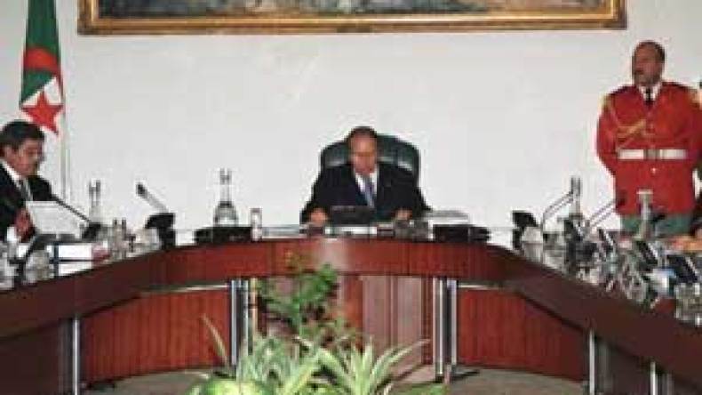 بوتفليقة يأمر الحكومة بربط الأحزمة والتخلص من وهم الوفرة المالية