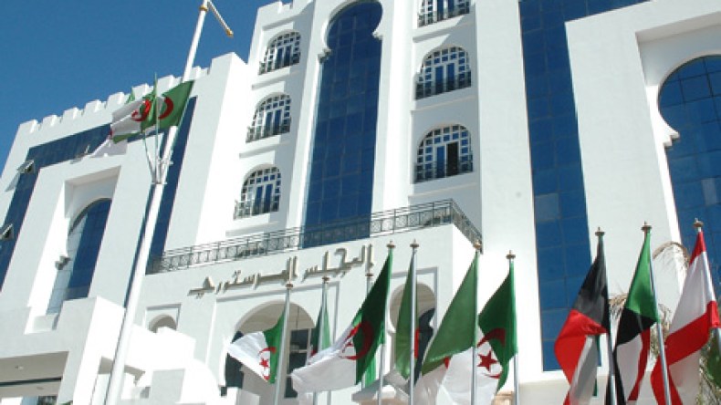 لا استمارات إلاّ بتوقيع وتأشيرة المترشح أو مفوّضه